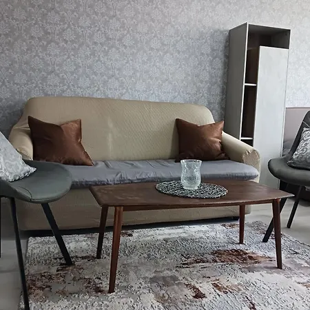 тристаен Апартамент *