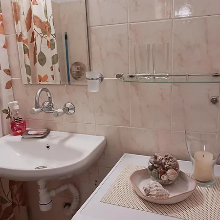 тристаен Apartment
